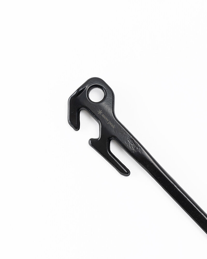 Solid Stake Delta, close-up of the wide flat head and two-part hook