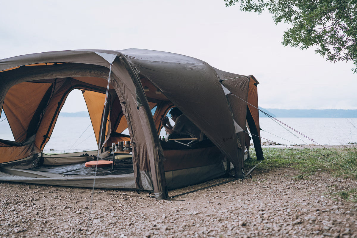 Aero Cumulus Shell, Brown, three-quarter view beside the lake