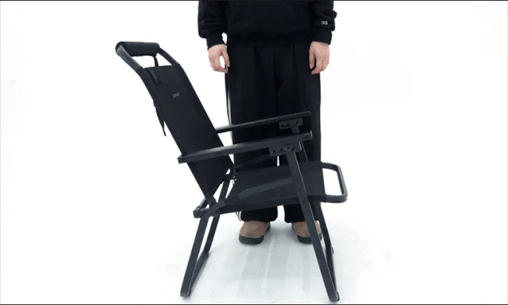 One-action folding of the FLOW folding chair and fastening the rear securing buckle