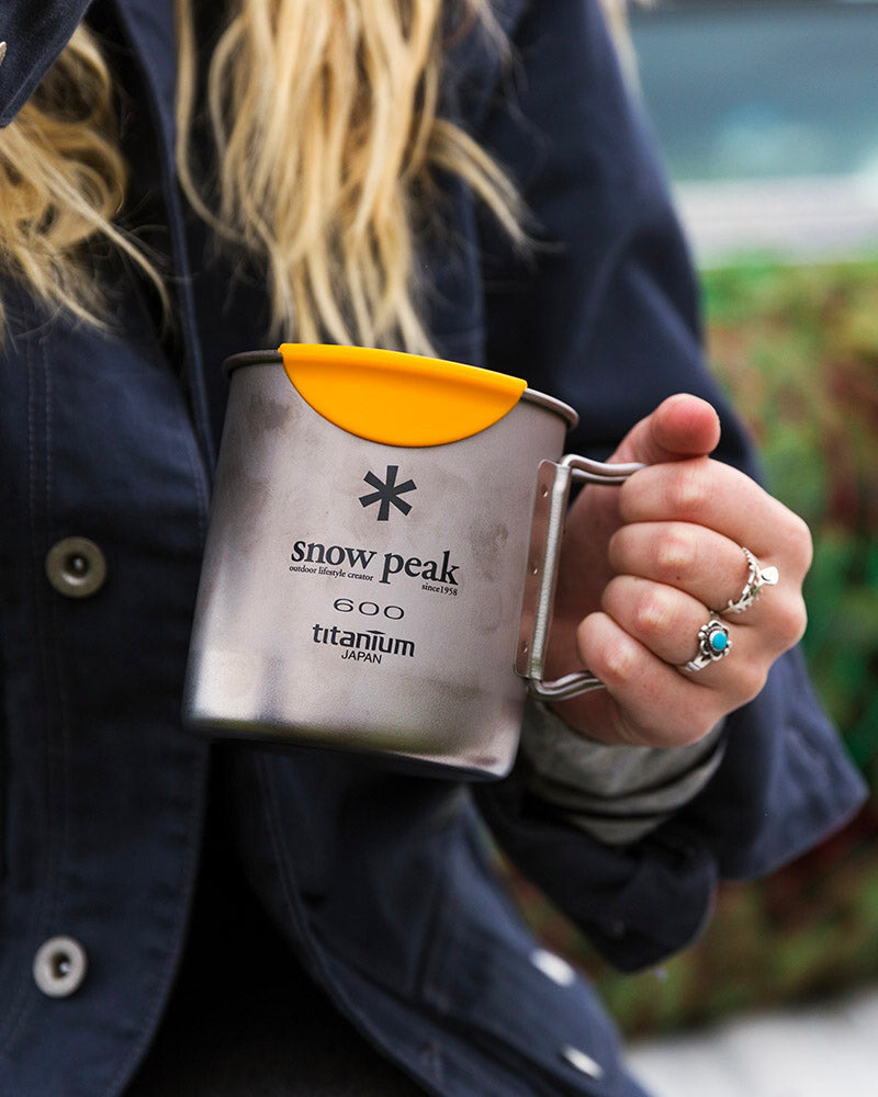 HotLips Titanium 600 Mug (Set), held outdoors with the HotLips fitted
