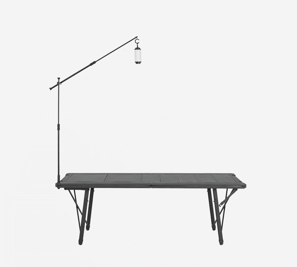 BUENOFE IGT Lantern Hanger installation step 2: rendering of the two-stage base pole extended on an IGT table, raising the hanging lantern to full height.