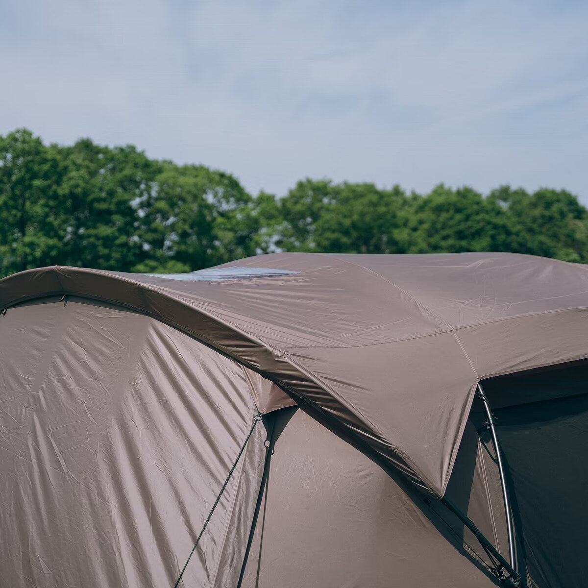 Land Lock X, Brown, close-up of the upper roof shell and skylight closed