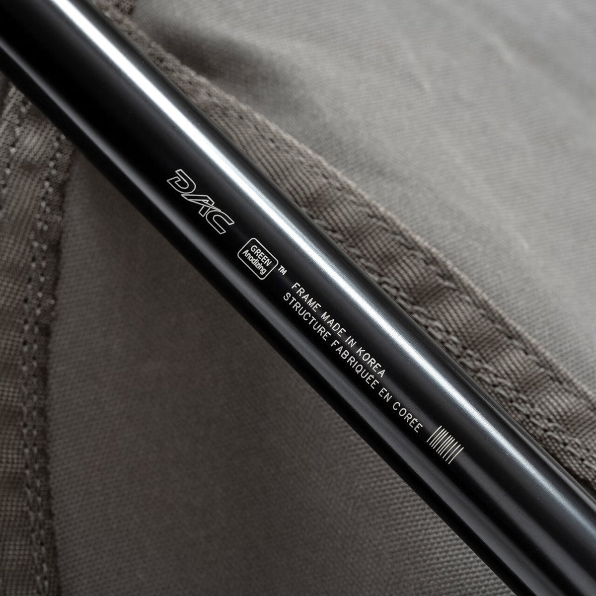 Noga Chair, Greige, close-up of the DAC aluminium frame