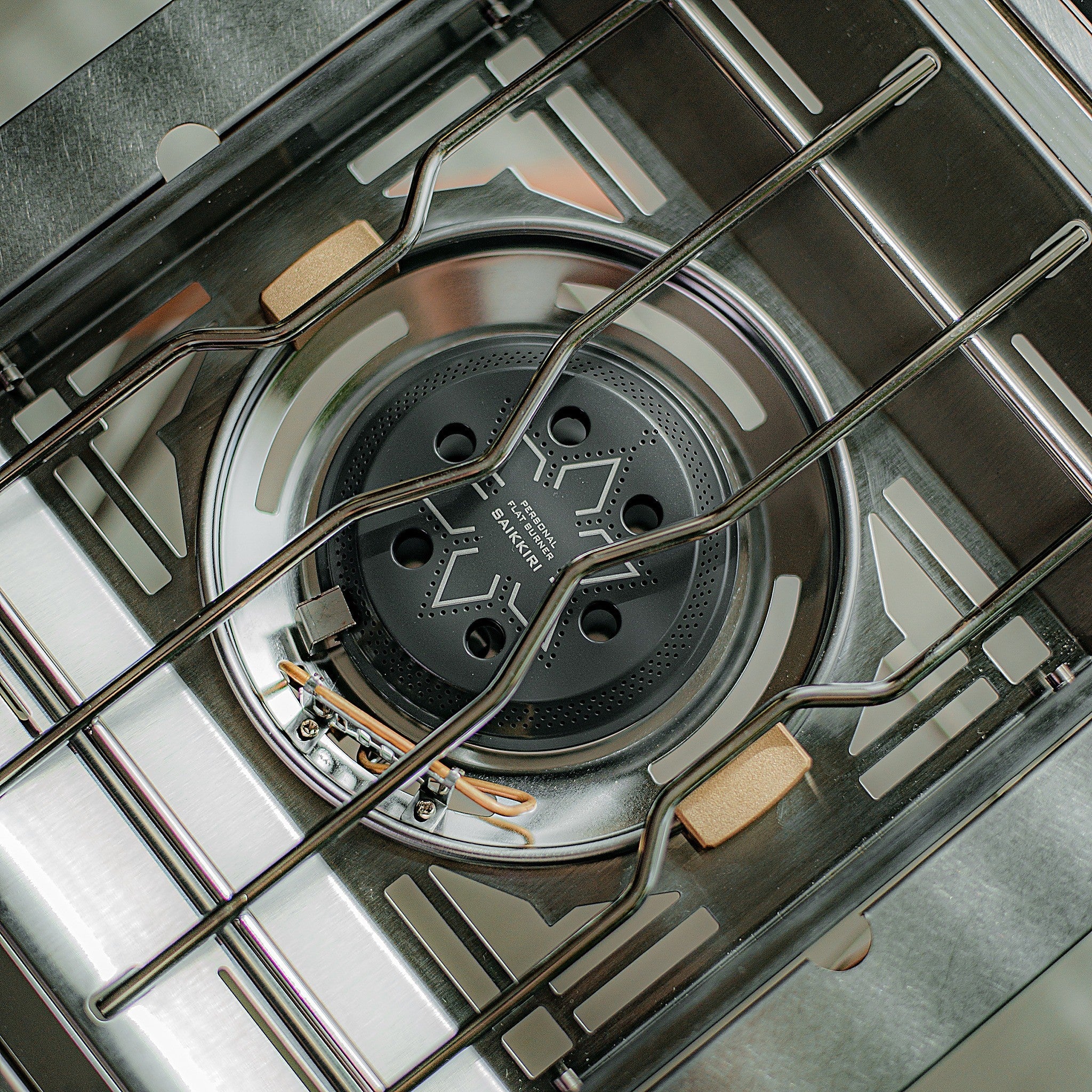 Close-up of the silver 11 cm ceramic burner head
