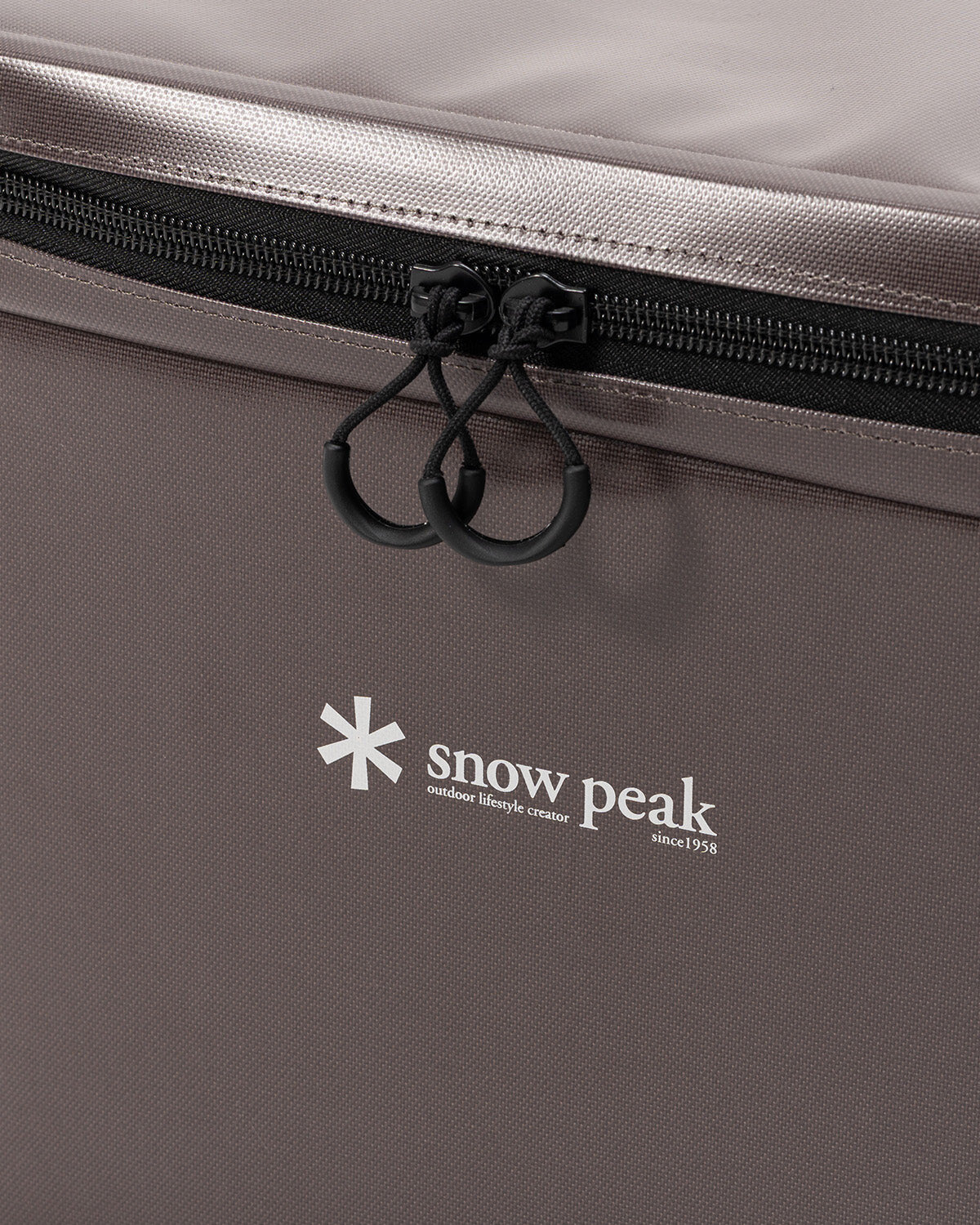 Soft Cooler 15, Tan, close-up of the logo panel and zip pulls
