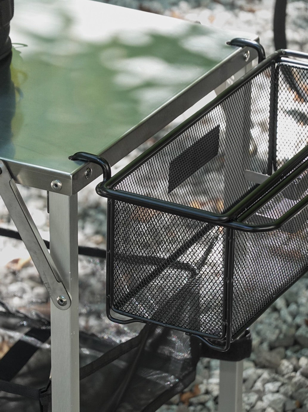 Side hanger and mesh basket attached to the Biloc Stella shelf