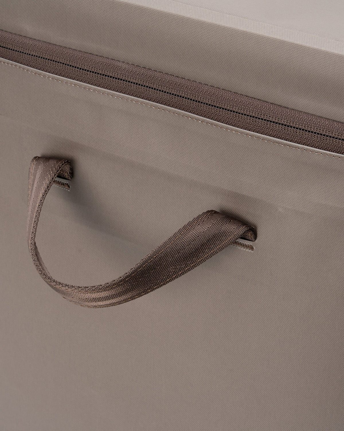 System Cooler 62, close-up of the side carrying handle