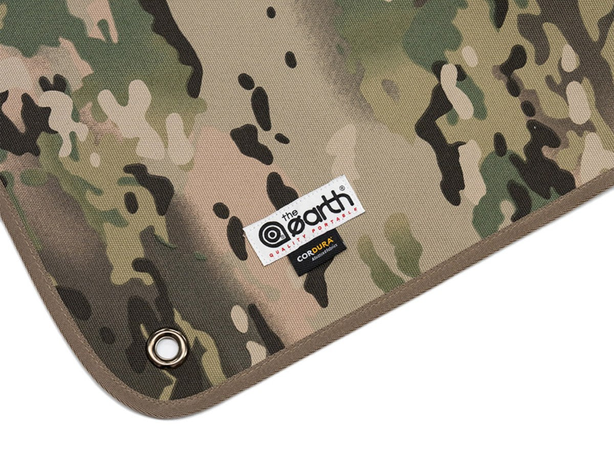 Multicam corner with the theEarth label, a metal eyelet and the bound edge